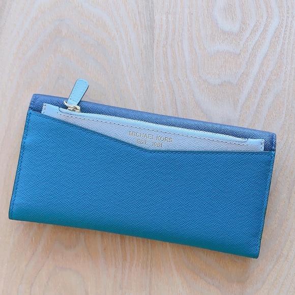 New Michael Kors Long Wallet with removable zipped - Picture 2 of 3